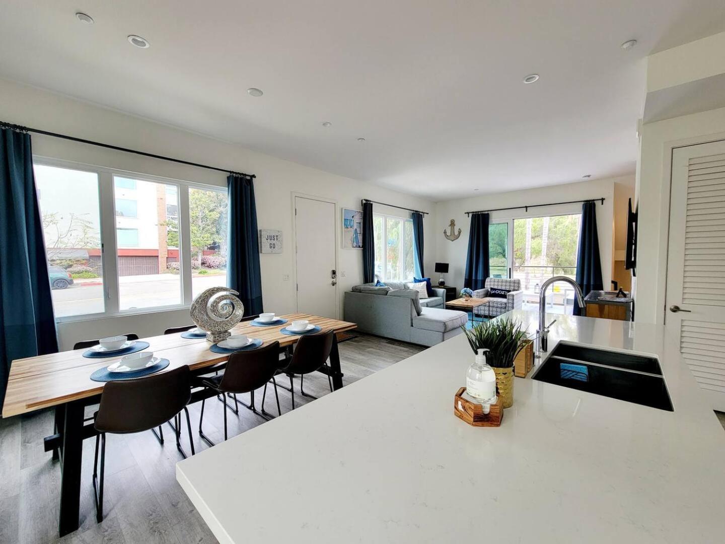 Upscale Modern Townhouse At Balboa Park Holiday home *
